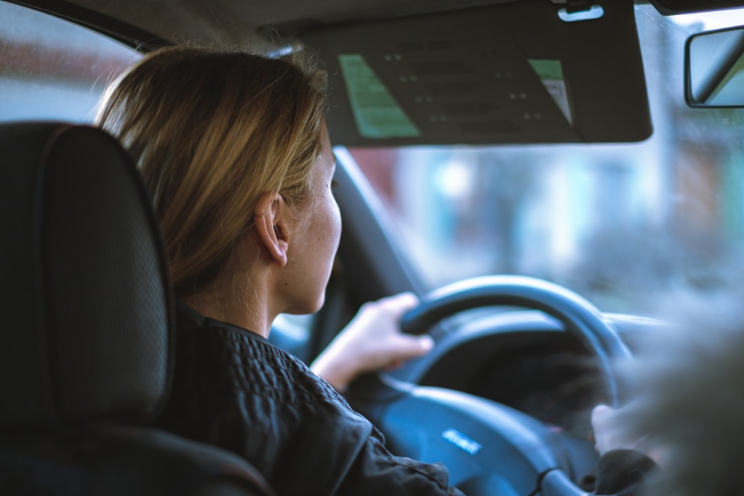 Jonge vrouw klaar voor haar rijles bij Arnhemse Rijschool.