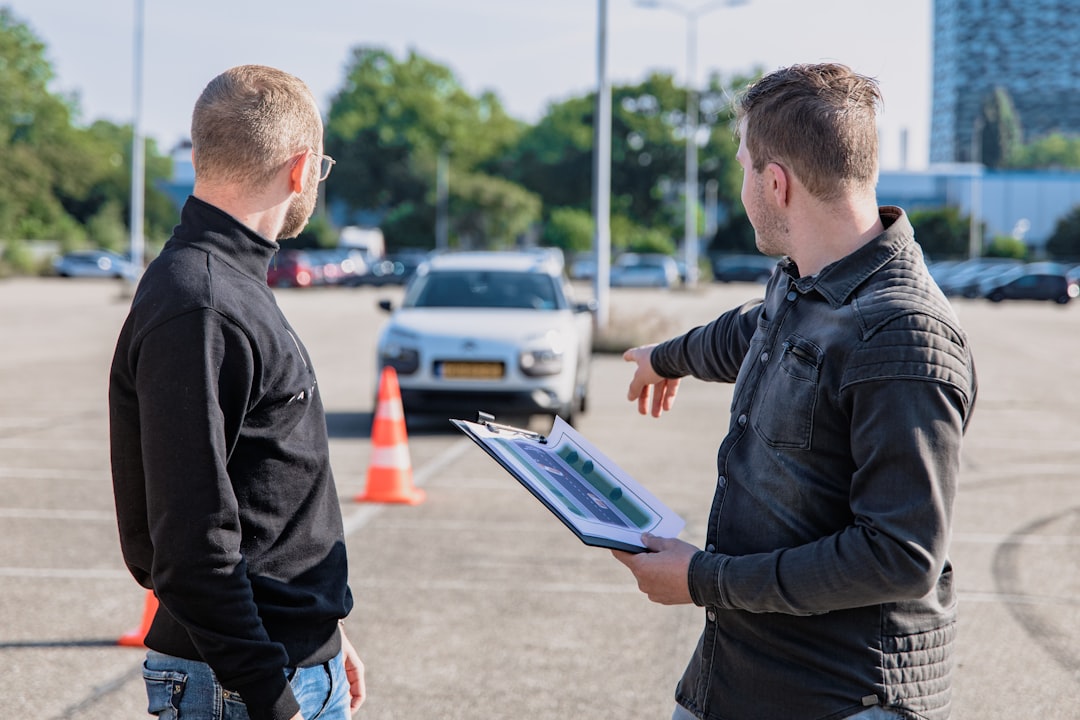 Rijinstructeur legt rijles uit aan leerling in Arnhem.
